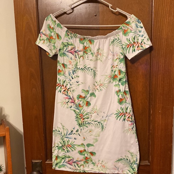 Cute off the shoulder, tropical print stretchy dress 😍😍😍 - Picture 4 of 9